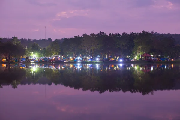 Corturi de camping lângă lac — Fotografie, imagine de stoc