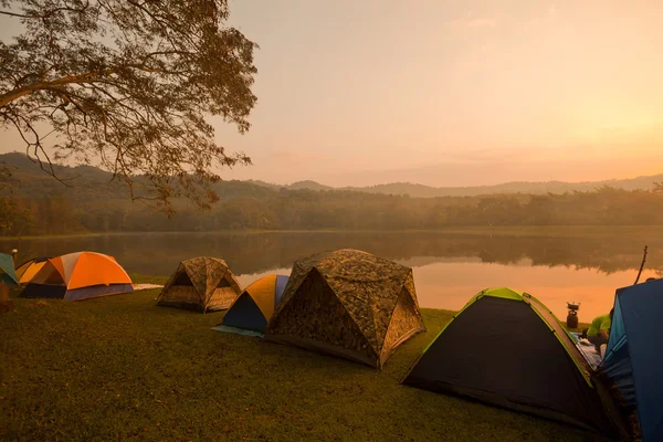 Camping tält vid sjön — Stockfoto