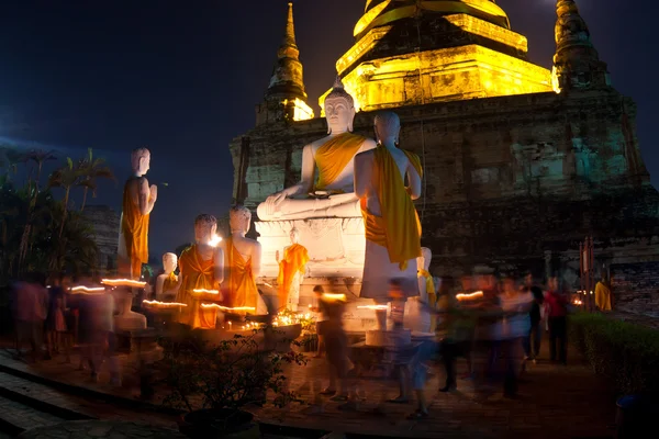 Camminare con la folla a lume di candela — Foto Stock