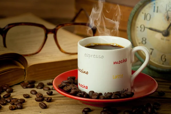 Kaffeetasse und Kaffeebohnen — Stockfoto
