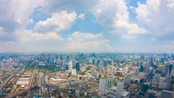 Utsikt över bangkok stad med moln — Stockfoto