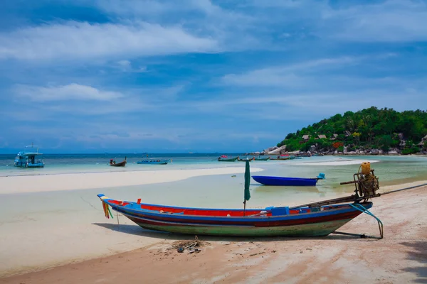 Tropisk strand, traditionella lång svans båtar — Stockfoto