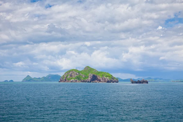 Lindas pedras tropicais — Fotografia de Stock