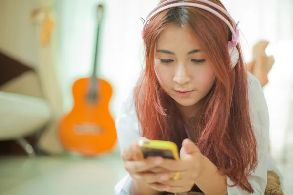 Joven asiático mujer escuchar a música —  Fotos de Stock