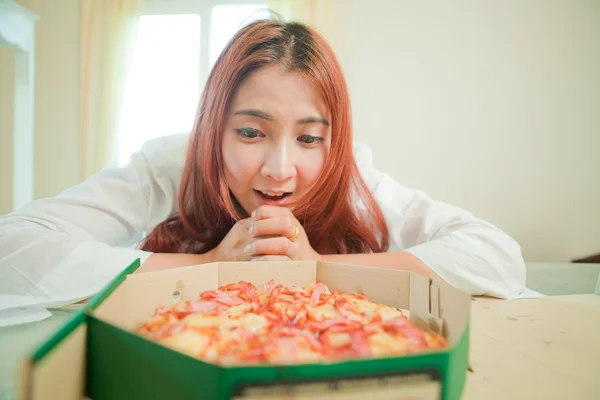 Junge Frau mit Pizza — Stockfoto