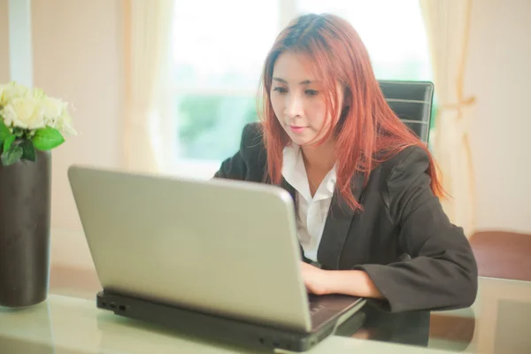 Mulher jovem de negócios com laptop — Fotografia de Stock