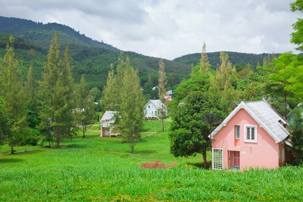 หมู่บ้านและภูเขา — ภาพถ่ายสต็อก