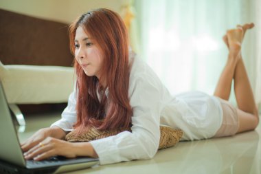 Dizüstü bilgisayar kullanan genç kadın