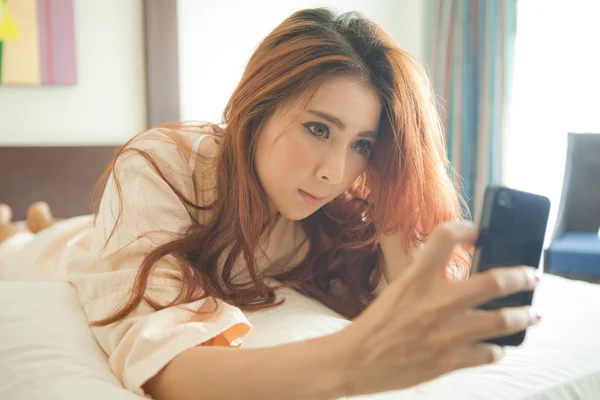 Frau benutzt Smartphone — Stockfoto