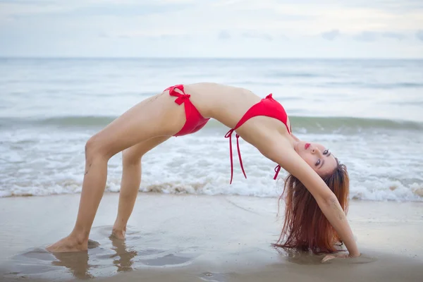 Kvinna poserar på stranden — Stockfoto
