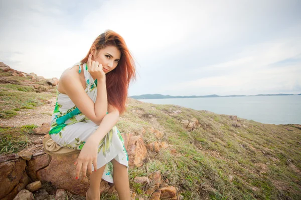 Woman sitting on a cliff — Stock Photo, Image