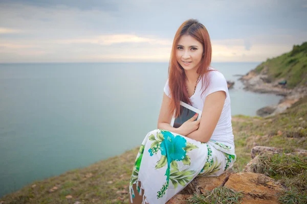 Mujer uso tableta pc en la montaña — Foto de Stock