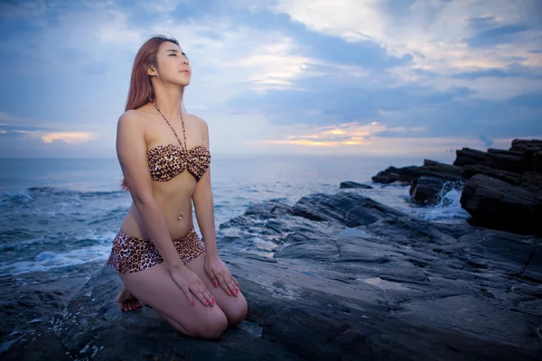 Aziatische model poseren op zonsondergang — Stockfoto