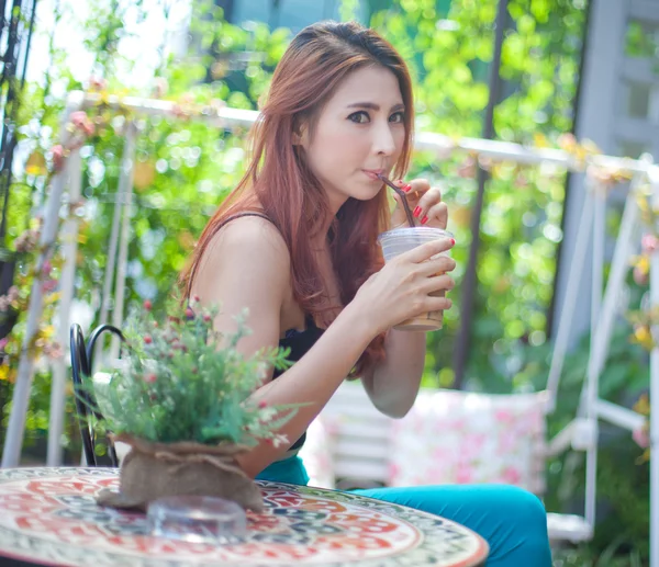 Mujer bebiendo café helado — Foto de Stock