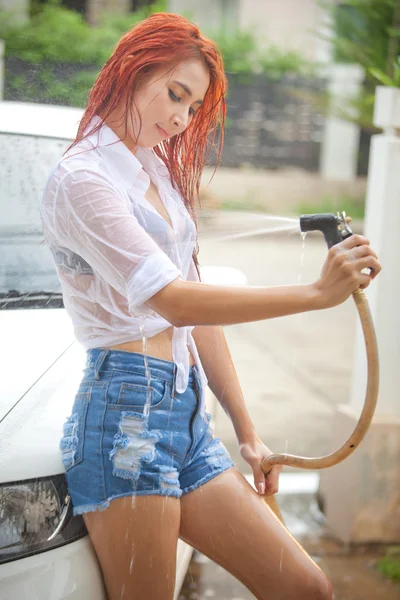 Mujer lavando un coche —  Fotos de Stock