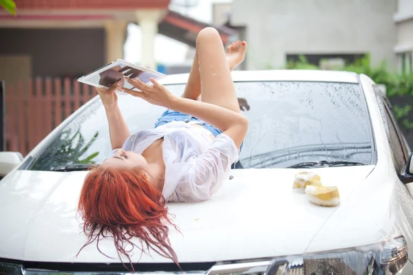 Woman washing a car — Stockfoto