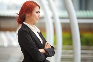 kollarını çapraz gülümseyen iş kadını