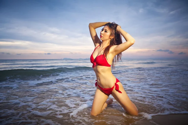Mujer posando en la playa — Foto de Stock