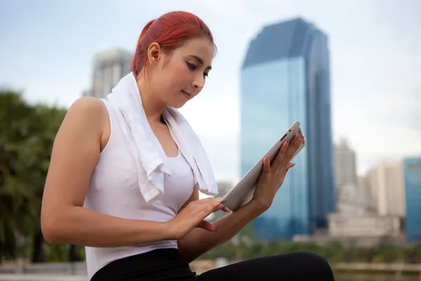 漂亮的健身亚裔女子和平板电脑在公园市 — 图库照片