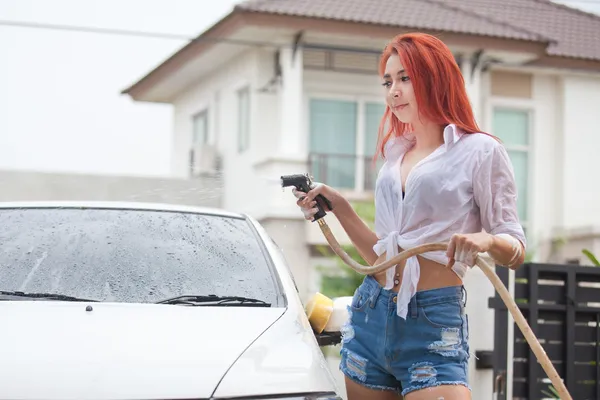 Woman washing a car — Stockfoto