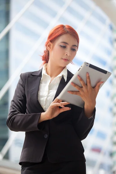 Woman with tablet at modern city — Stock Photo, Image
