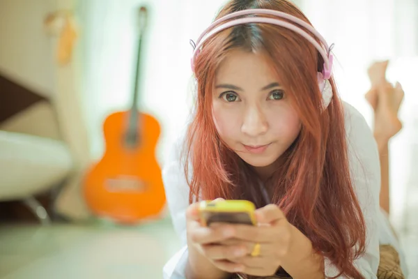 Jong aziatisch vrouw luisteren naar muziek — Stockfoto