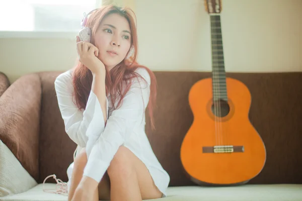 Joven asiático mujer escuchar a música —  Fotos de Stock