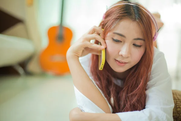 听音乐的年轻亚洲女人 — 图库照片