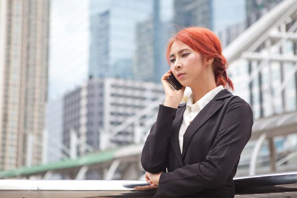 Vrouw belt aan de telefoon — Stockfoto