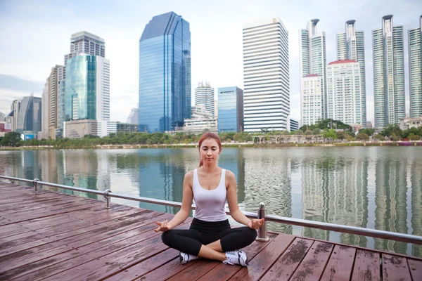 Jeune femme faisant des exercices de yoga — Photo