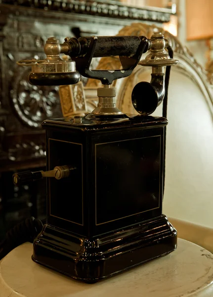 Старинный телефон на столе — стоковое фото