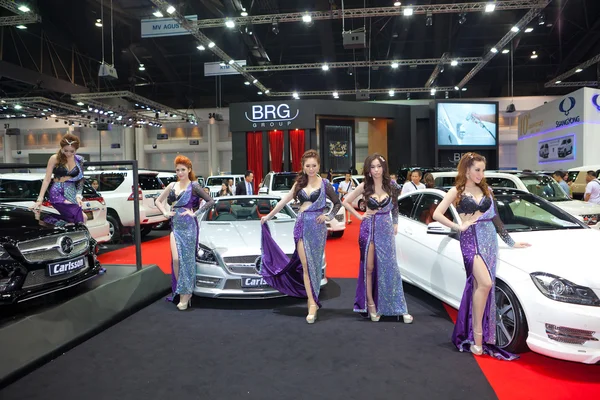 Presenter wanita tak dikenal dengan mobil BRG Carlsson — Stok Foto