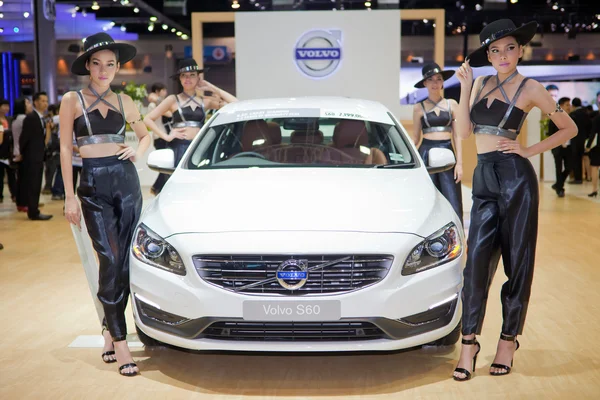 Perempuan tak dikenal presenter dengan mobil Volvo S60 — Stok Foto