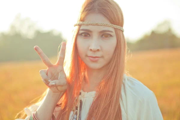 Hippie girl with peace signs — Stock Photo, Image