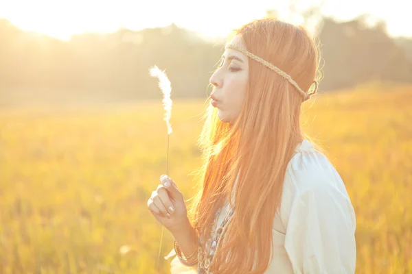 Hippie mulher soprando flor — Fotografia de Stock