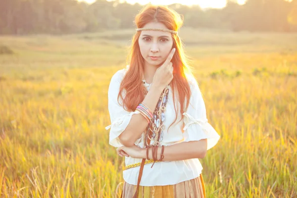 Hippie vrouw poseren — Stockfoto