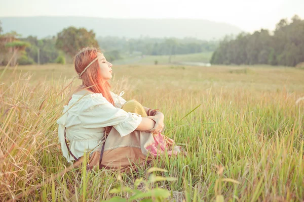 Hippie-Mädchen auf goldenem Feld — Stockfoto