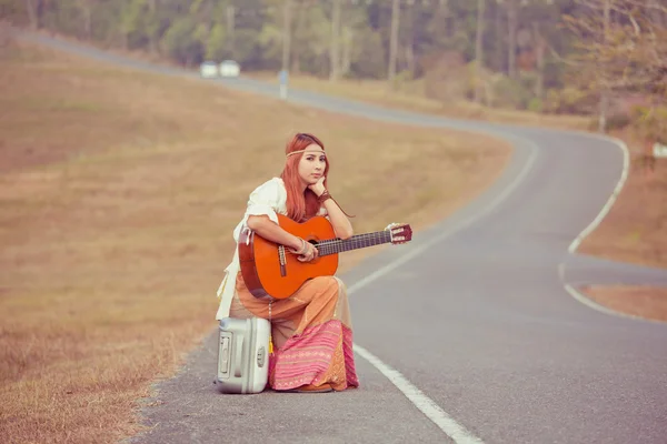 Hippie woman on a countryside road — Stock Photo, Image