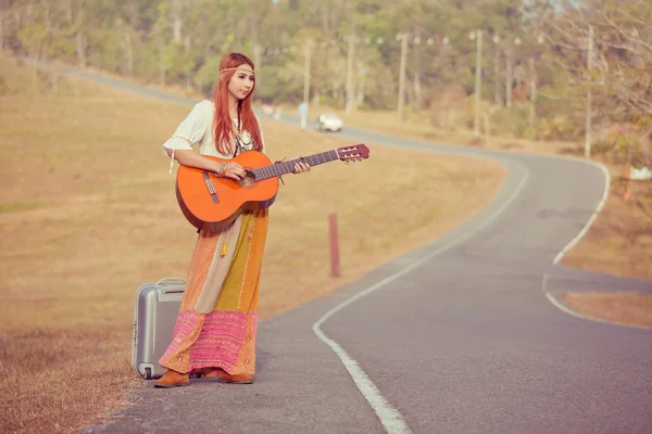 Hippie žena, přehrávání hudby a tance — Stock fotografie