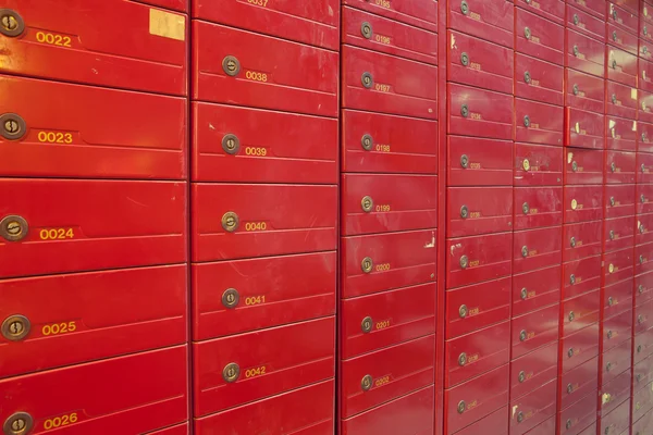 Fila de armários de aço vermelho — Fotografia de Stock
