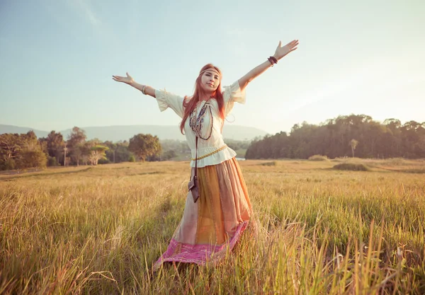 Woman with arms outstretched — Stock Photo, Image