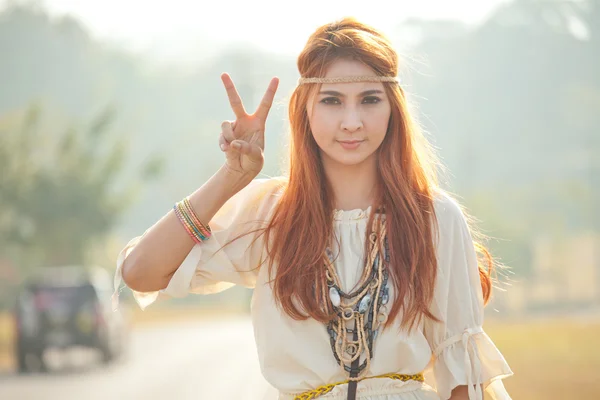 Hippie κορίτσι με σημάδια ειρήνης — Φωτογραφία Αρχείου