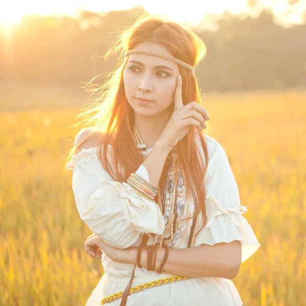 Hippie mulher posando — Fotografia de Stock