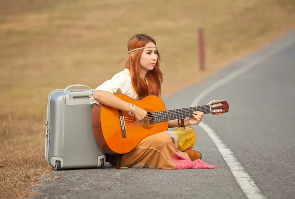 Hippie donna che suona musica — Foto Stock