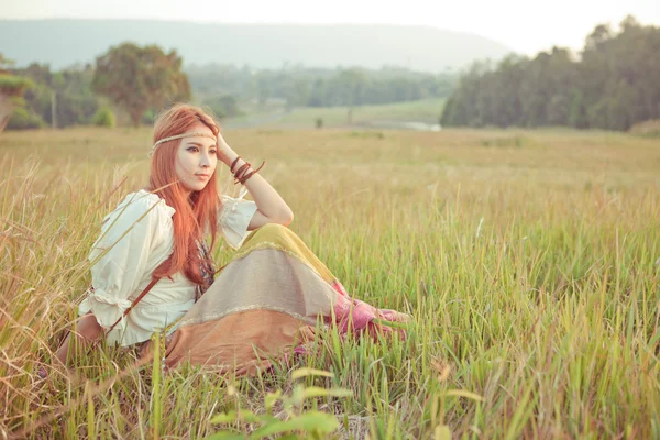 Hippie-Mädchen auf goldenem Feld — Stockfoto