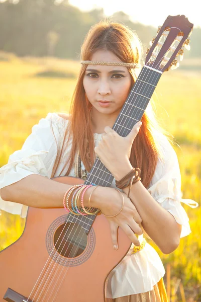 Mulher hippie no campo dourado — Fotografia de Stock
