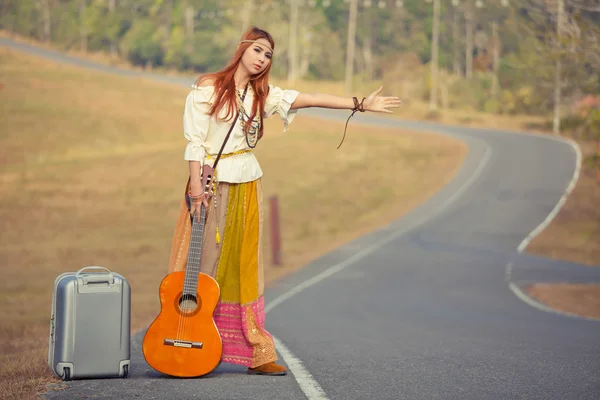 Hippie girl hitchhiking — Stock Photo, Image