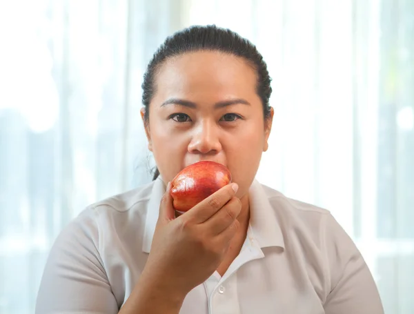 Толстая женщина с яблоком — стоковое фото
