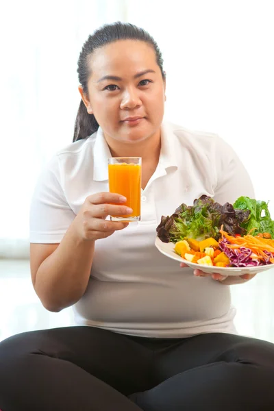 Fat woman eating salad — Stock Photo, Image