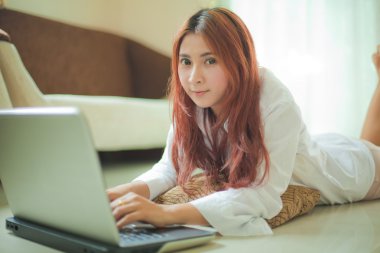 Dizüstü bilgisayar kullanan genç kadın